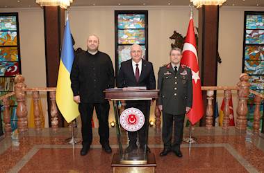 Millî Savunma Bakanı Yaşar Güler, Ukrayna Savunma Bakanı Rüstem Umerov ile Bir Araya Geldi