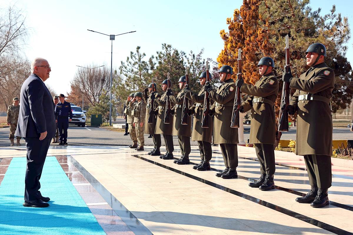 Millî Savunma Bakanı Yaşar Güler ve Beraberindeki TSK Komuta Kademesi, 2024’ün Son Gününde Iğdır’daki Hudut Kartallarımızla Bir Araya Geldi