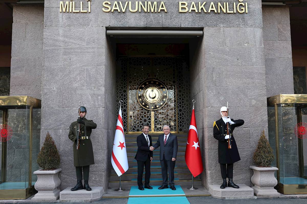  Millî Savunma Bakanı Yaşar Güler ile Kuzey Kıbrıs Türk Cumhuriyeti Dışişleri Bakanı Tahsin Ertuğruloğlu, Millî Savunma Bakanlığında Bir Araya Geldi