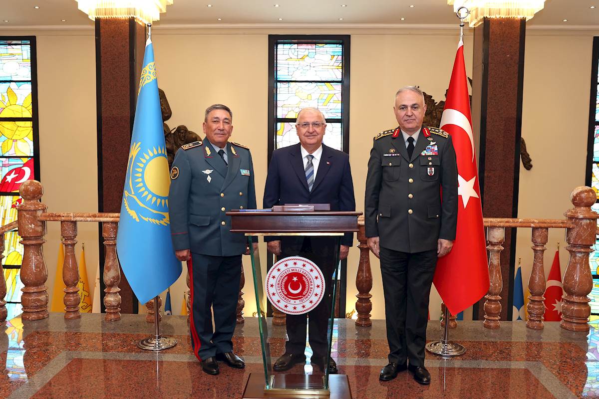 Millî Savunma Bakanı Yaşar Güler, Kazakistan Genelkurmay Başkanı Tümgeneral Sultan Kemaletdinov’u Kabul Etti