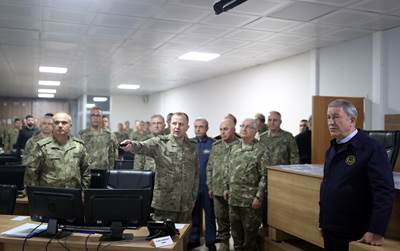 Millî Savunma Bakanı Hulusi Akar ve Beraberindeki TSK Komuta Kademesi, Yılın Son Akşam Yemeğini Sınır Hattındaki Mehmetçiklerle Yedi