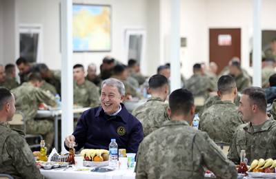 Millî Savunma Bakanı Hulusi Akar ve Beraberindeki TSK Komuta Kademesi, Yılın Son Akşam Yemeğini Sınır Hattındaki Mehmetçiklerle Yedi