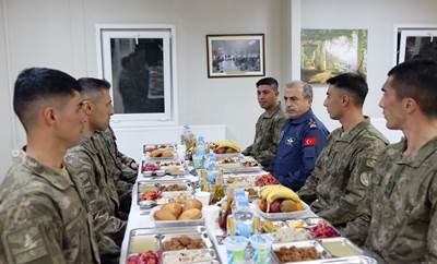 Millî Savunma Bakanı Hulusi Akar ve Beraberindeki TSK Komuta Kademesi, Yılın Son Akşam Yemeğini Sınır Hattındaki Mehmetçiklerle Yedi