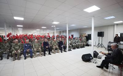 Millî Savunma Bakanı Hulusi Akar ve Beraberindeki TSK Komuta Kademesi, Yılın Son Akşam Yemeğini Sınır Hattındaki Mehmetçiklerle Yedi