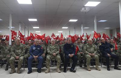 Millî Savunma Bakanı Hulusi Akar ve Beraberindeki TSK Komuta Kademesi, Yılın Son Akşam Yemeğini Sınır Hattındaki Mehmetçiklerle Yedi