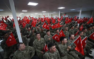 Millî Savunma Bakanı Hulusi Akar ve Beraberindeki TSK Komuta Kademesi, Yılın Son Akşam Yemeğini Sınır Hattındaki Mehmetçiklerle Yedi