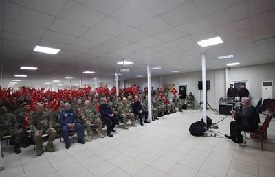 Millî Savunma Bakanı Hulusi Akar ve Beraberindeki TSK Komuta Kademesi, Yılın Son Akşam Yemeğini Sınır Hattındaki Mehmetçiklerle Yedi