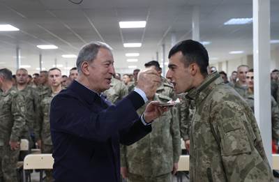 Millî Savunma Bakanı Hulusi Akar ve Beraberindeki TSK Komuta Kademesi, Yılın Son Akşam Yemeğini Sınır Hattındaki Mehmetçiklerle Yedi