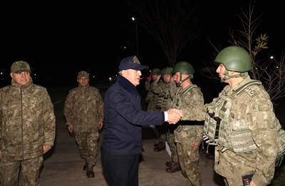 Millî Savunma Bakanı Hulusi Akar ve Beraberindeki TSK Komuta Kademesi, Yılın Son Akşam Yemeğini Sınır Hattındaki Mehmetçiklerle Yedi