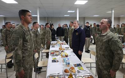 Millî Savunma Bakanı Hulusi Akar ve Beraberindeki TSK Komuta Kademesi, Yılın Son Akşam Yemeğini Sınır Hattındaki Mehmetçiklerle Yedi