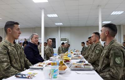 Millî Savunma Bakanı Hulusi Akar ve Beraberindeki TSK Komuta Kademesi, Yılın Son Akşam Yemeğini Sınır Hattındaki Mehmetçiklerle Yedi