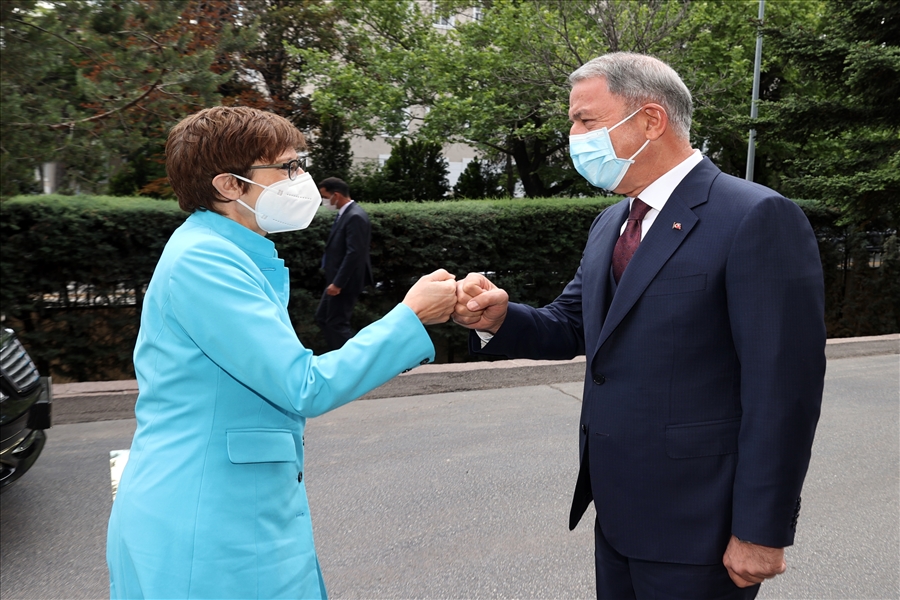 Millî Savunma Bakanı Hulusi Akar, Almanya Savunma Bakanı Annegret Kramp-Karrenbauer ile Bir Araya Geldi