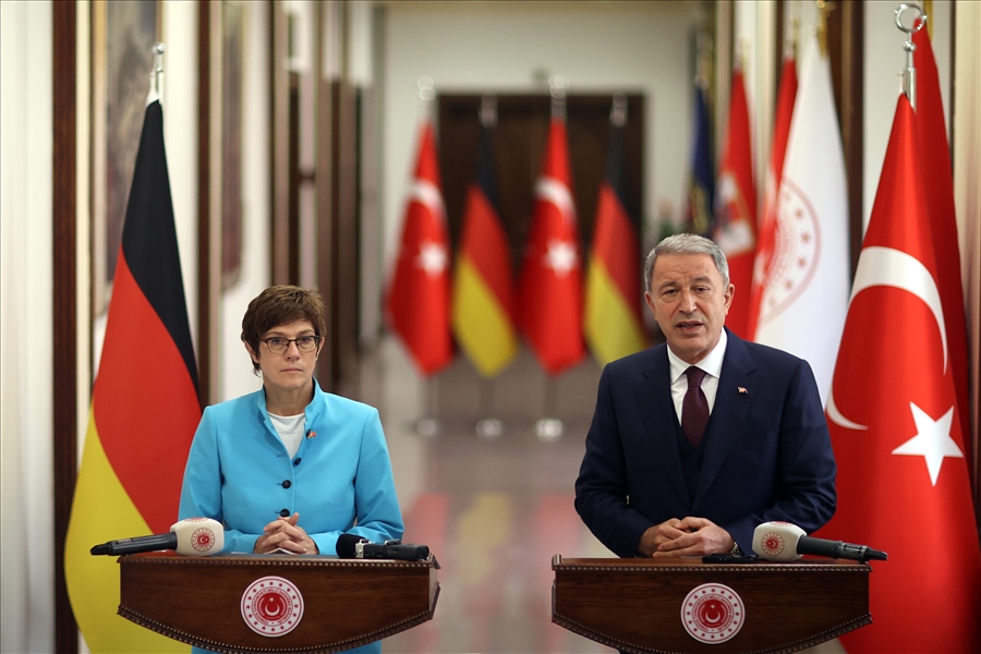 Millî Savunma Bakanı Hulusi Akar, Almanya Savunma Bakanı Annegret Kramp-Karrenbauer ile Bir Araya Geldi