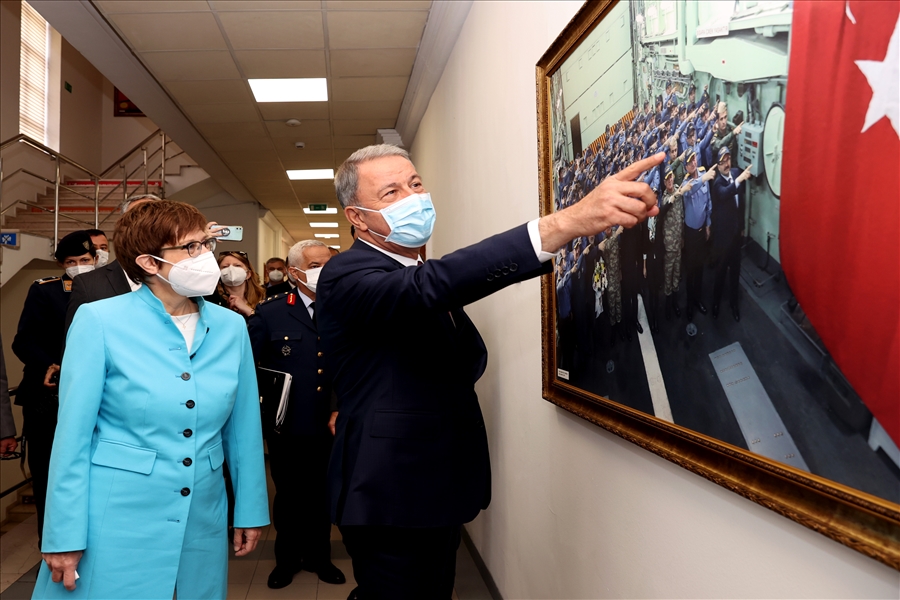 Millî Savunma Bakanı Hulusi Akar, Almanya Savunma Bakanı Annegret Kramp-Karrenbauer ile Bir Araya Geldi