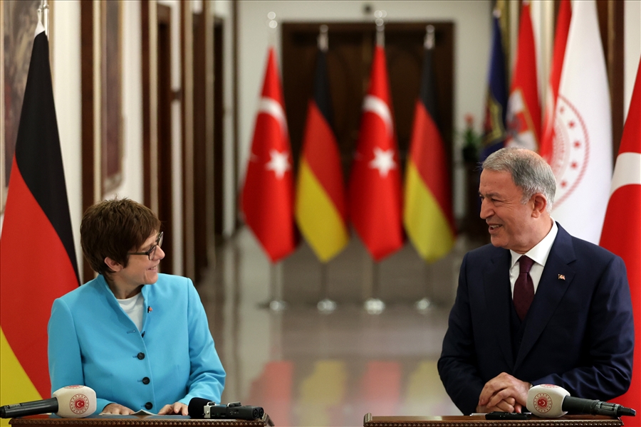 Millî Savunma Bakanı Hulusi Akar, Almanya Savunma Bakanı Annegret Kramp-Karrenbauer ile Bir Araya Geldi