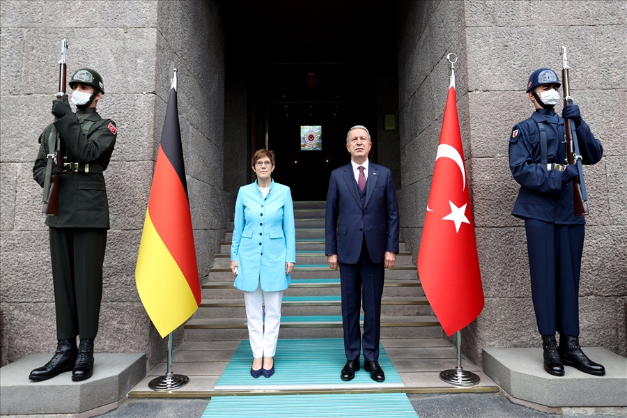 Millî Savunma Bakanı Hulusi Akar, Almanya Savunma Bakanı Annegret Kramp-Karrenbauer ile Bir Araya Geldi