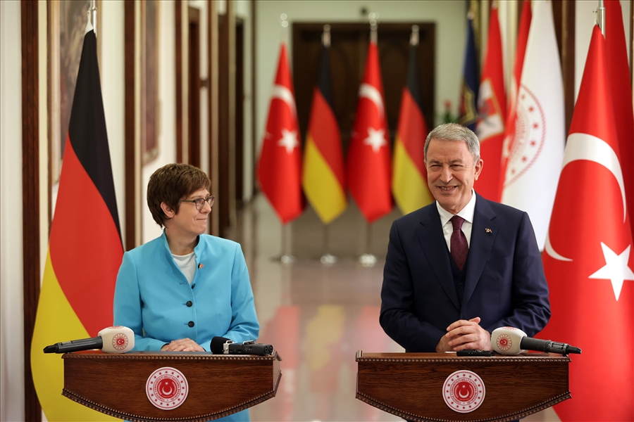 Millî Savunma Bakanı Hulusi Akar, Almanya Savunma Bakanı Annegret Kramp-Karrenbauer ile Bir Araya Geldi