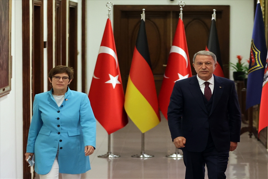 Millî Savunma Bakanı Hulusi Akar, Almanya Savunma Bakanı Annegret Kramp-Karrenbauer ile Bir Araya Geldi