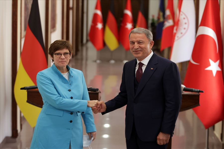 Millî Savunma Bakanı Hulusi Akar, Almanya Savunma Bakanı Annegret Kramp-Karrenbauer ile Bir Araya Geldi