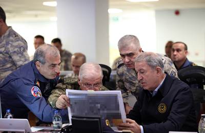 Millî Savunma Bakanı Hulusi Akar, “Pençe-Kılıç Hava Harekâtı"nı Beraberindeki TSK Komuta Kademesi ile Hava Kuvvetleri Harekât Merkezinden Sevk ve İdare Etti