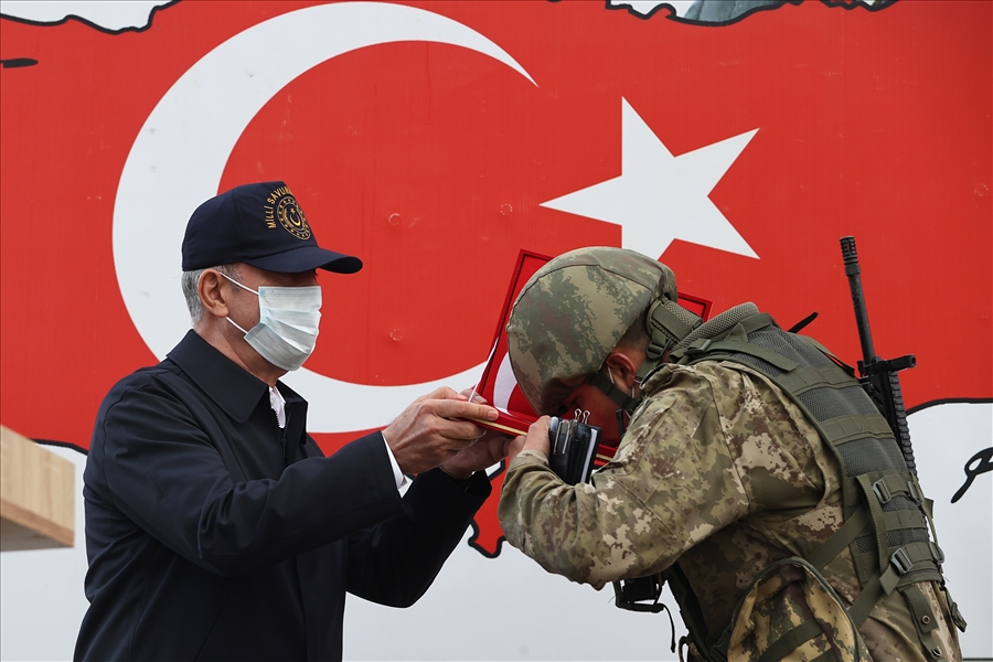 Millî Savunma Bakanı Hulusi Akar, Irak Kuzeyindeki Biliç Tepe Üs Bölgesinde Konuştu: “Şu Ana Kadar 44 Terörist Etkisiz Hâle Getirildi”