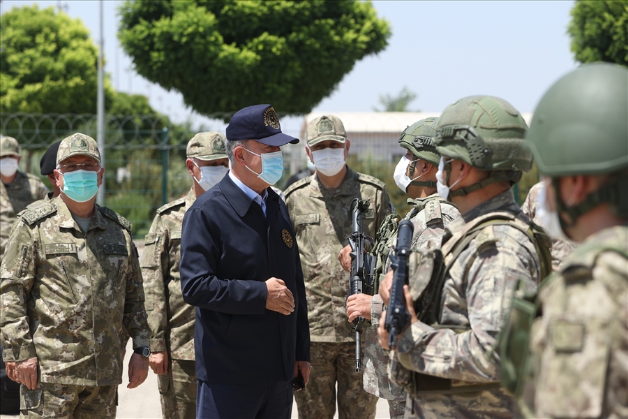 Millî Savunma Bakanı Hulusi Akar, Beraberindeki Komutanlarla Sınır Hattında