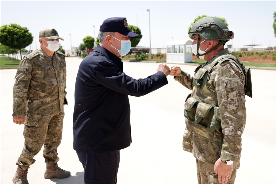 Millî Savunma Bakanı Hulusi Akar, Beraberindeki Komutanlarla Sınır Hattında