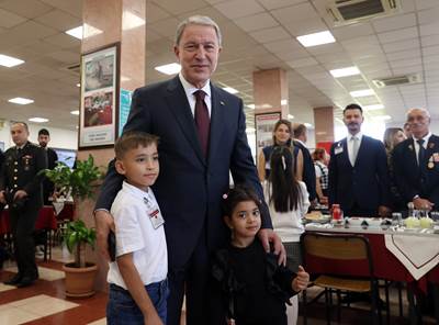 Millî Savunma Bakanı Hulusi Akar ve Beraberindeki TSK Komuta Kademesi Gaziler Günü Dolayısıyla Düzenlenen Törene Katıldı