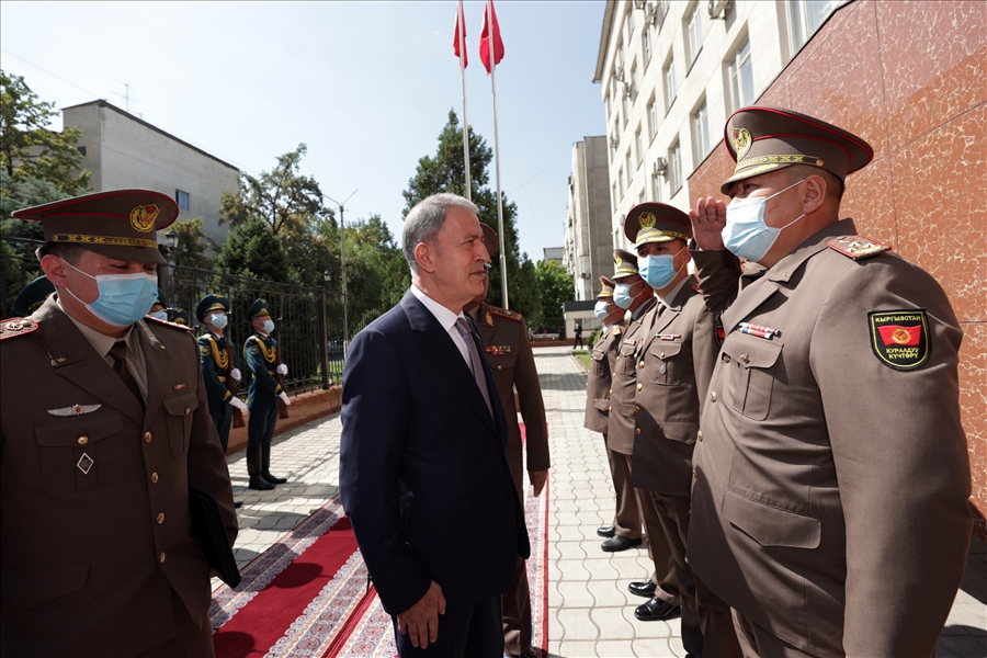 Millî Savunma Bakanı Hulusi Akar Kırgızistan Savunma Bakanı Tuğg. Taalaybek Omuraliev ile Görüştü