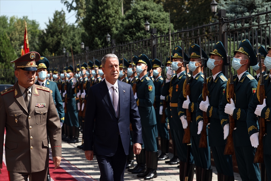 Millî Savunma Bakanı Hulusi Akar Kırgızistan Savunma Bakanı Tuğg. Taalaybek Omuraliev ile Görüştü