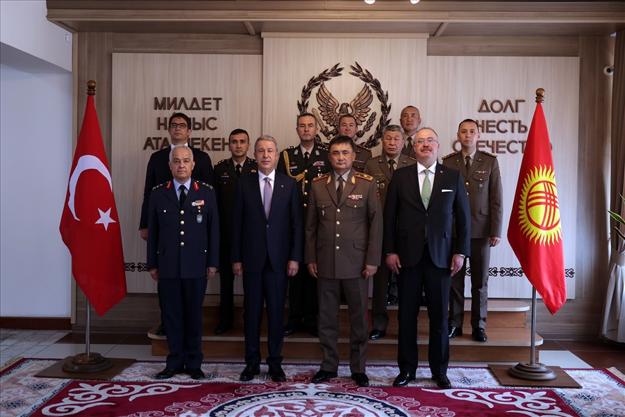 Millî Savunma Bakanı Hulusi Akar Kırgızistan Savunma Bakanı Tuğg. Taalaybek Omuraliev ile Görüştü