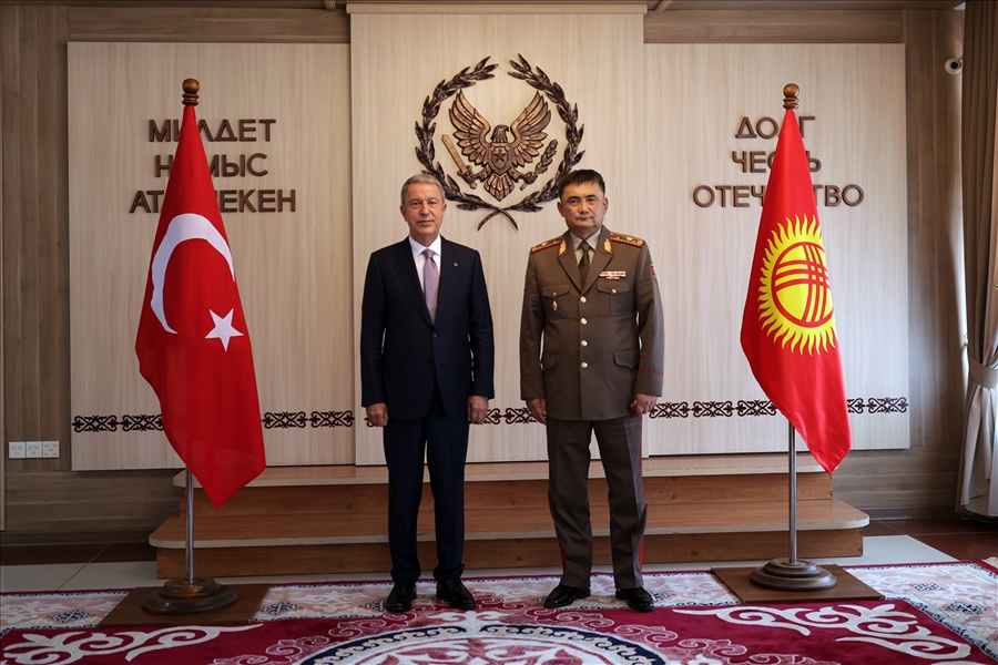 Millî Savunma Bakanı Hulusi Akar Kırgızistan Savunma Bakanı Tuğg. Taalaybek Omuraliev ile Görüştü