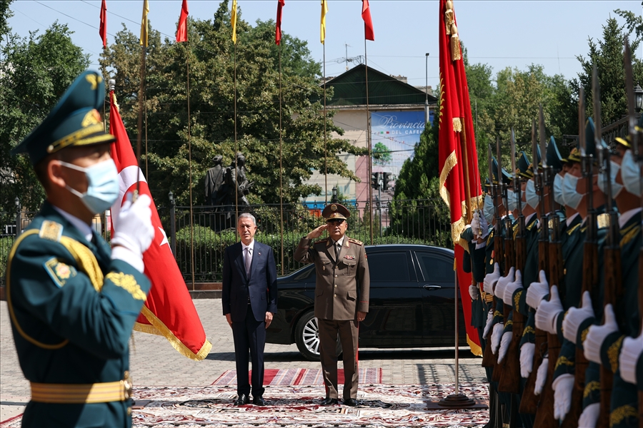 Millî Savunma Bakanı Hulusi Akar Kırgızistan Savunma Bakanı Tuğg. Taalaybek Omuraliev ile Görüştü