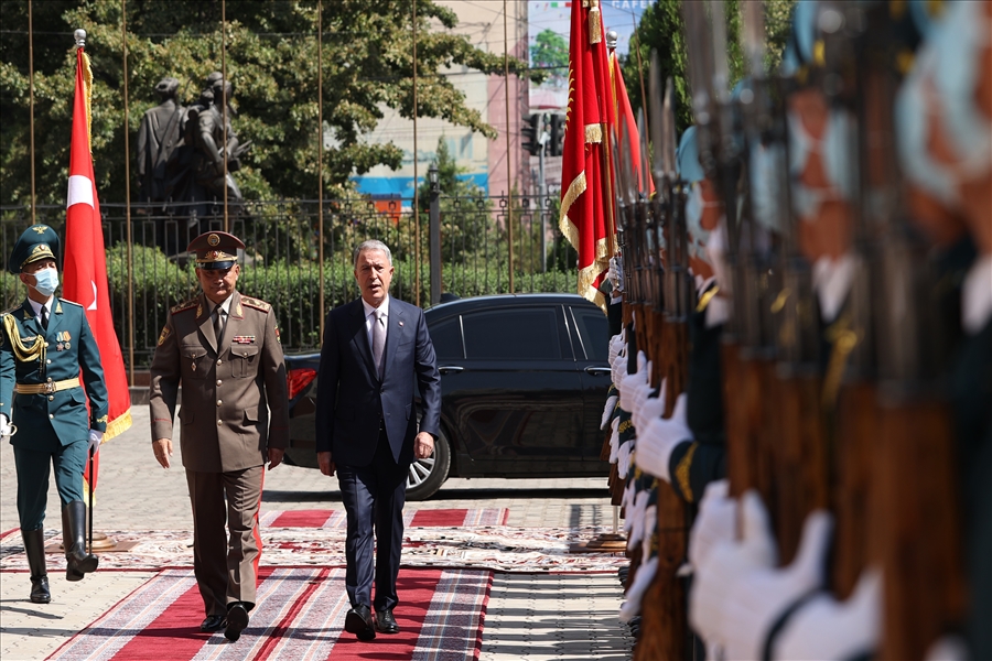 Millî Savunma Bakanı Hulusi Akar Kırgızistan Savunma Bakanı Tuğg. Taalaybek Omuraliev ile Görüştü