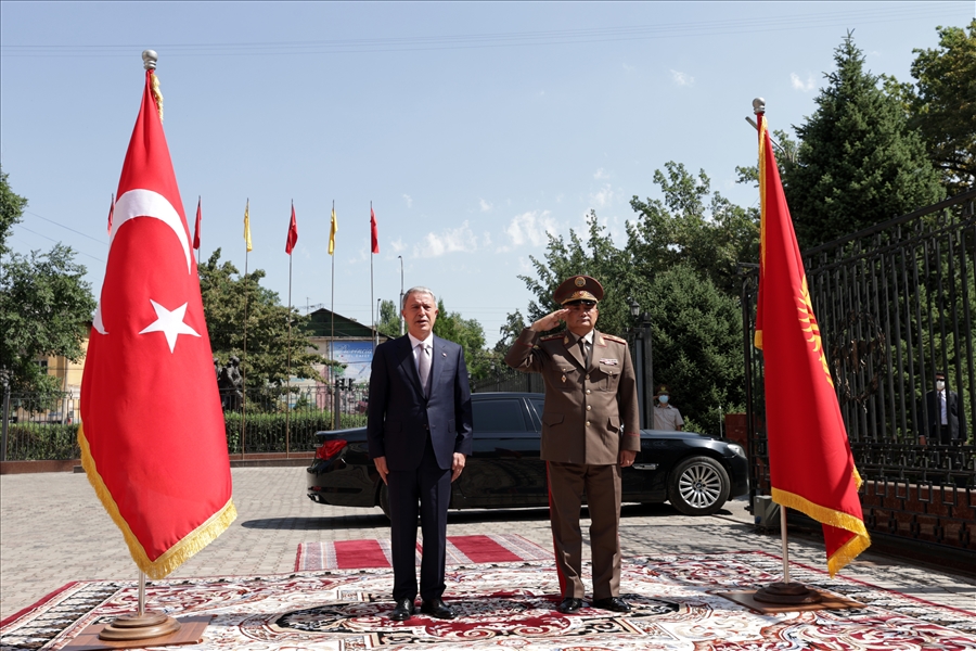 Millî Savunma Bakanı Hulusi Akar Kırgızistan Savunma Bakanı Tuğg. Taalaybek Omuraliev ile Görüştü