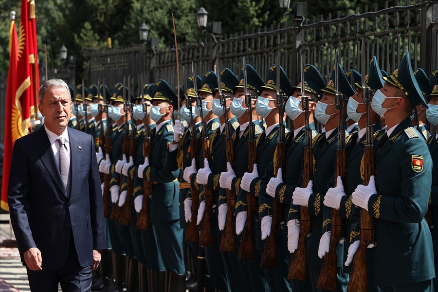 Millî Savunma Bakanı Hulusi Akar Kırgızistan Savunma Bakanı Tuğg. Taalaybek Omuraliev ile Görüştü