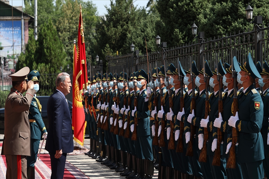 Millî Savunma Bakanı Hulusi Akar Kırgızistan Savunma Bakanı Tuğg. Taalaybek Omuraliev ile Görüştü