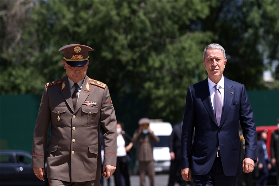 Millî Savunma Bakanı Hulusi Akar Kırgızistan Savunma Bakanı Tuğg. Taalaybek Omuraliev ile Görüştü