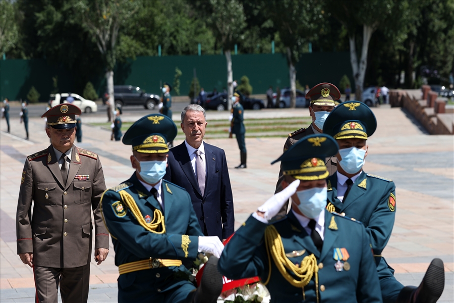 Millî Savunma Bakanı Hulusi Akar Kırgızistan Savunma Bakanı Tuğg. Taalaybek Omuraliev ile Görüştü