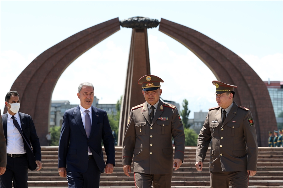 Millî Savunma Bakanı Hulusi Akar Kırgızistan Savunma Bakanı Tuğg. Taalaybek Omuraliev ile Görüştü