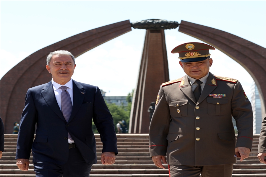 Millî Savunma Bakanı Hulusi Akar Kırgızistan Savunma Bakanı Tuğg. Taalaybek Omuraliev ile Görüştü