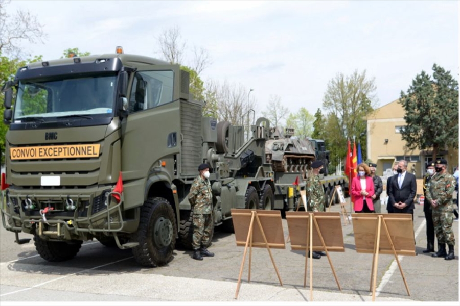 Kuzey Makedonya Cumhuriyeti’ne Tanıtım Amaçlı 7 Bin 400 Takım Üniforma ve 1 Adet Tank Çekicisi Teslim Edildi 