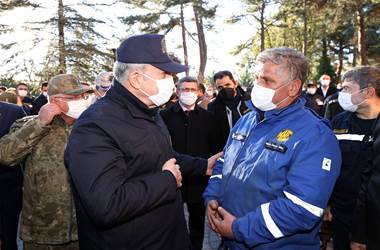 Millî Savunma Bakanı Hulusi Akar, MKE Mühimmat Fabrikasını Ziyaret Ederek Personelle Bir Araya Geldi