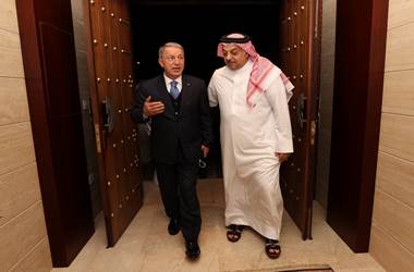 Millî Savunma Bakanı Hulusi Akar, Doha’da Katar Başbakan Yardımcısı ve Savunma Bakanı Halid Bin Muhammed El-Atiyye ile Bir Araya Geldi